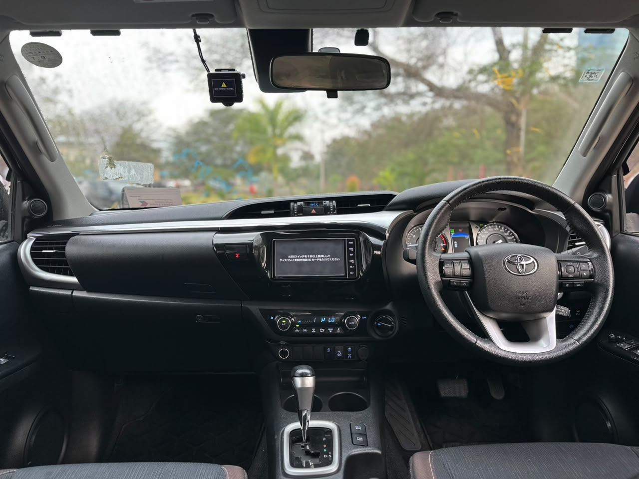 TOYOTA HILUX DOUBLE CABIN thumbnail 4